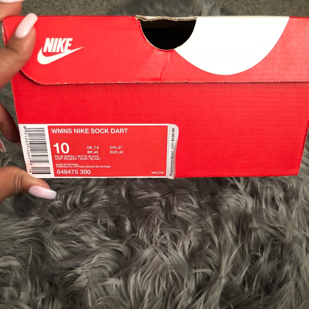 Women’s Nike sock dart